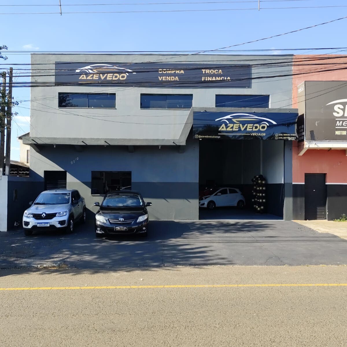 Imagem amarela de um aperto de mãos